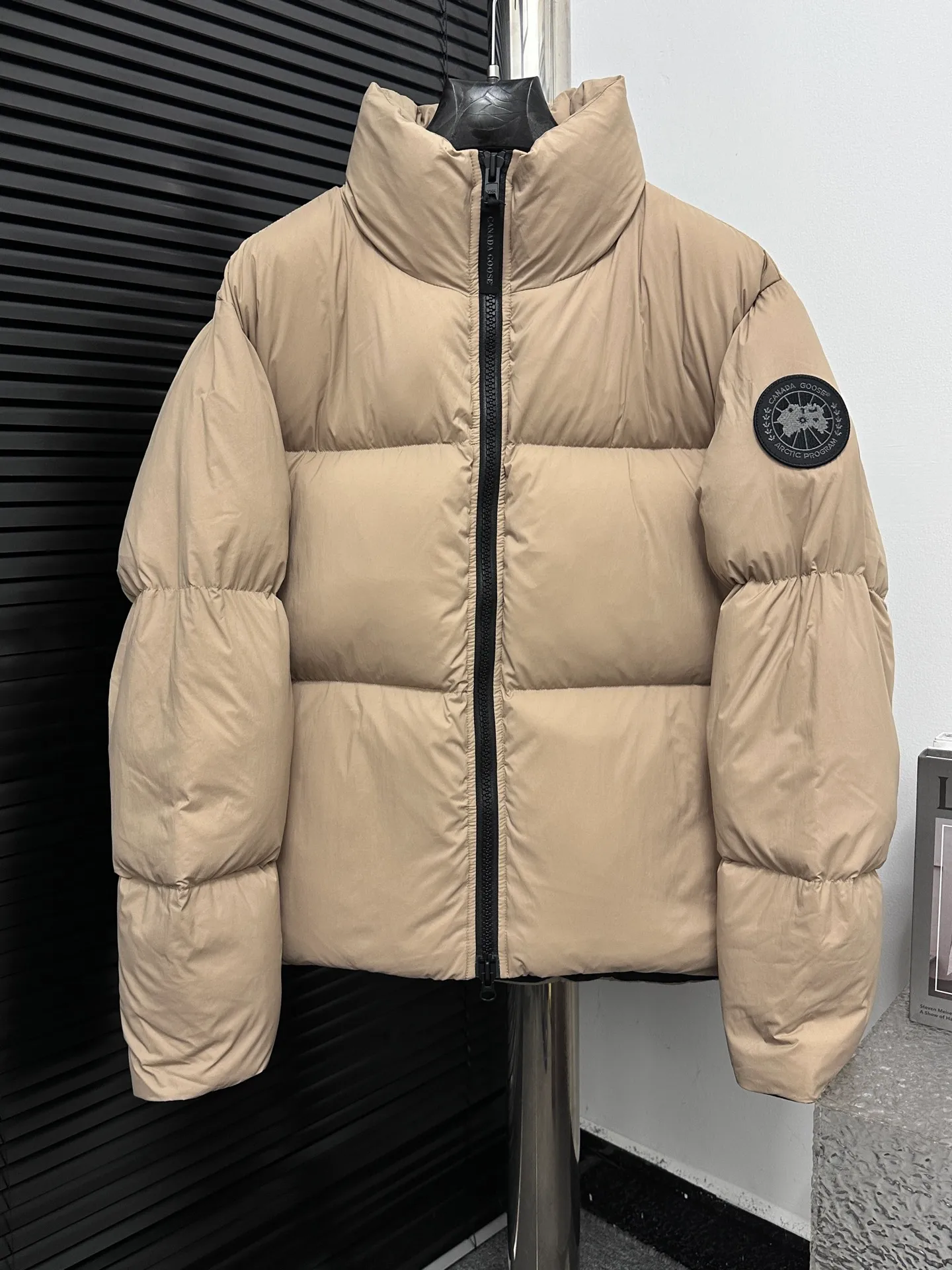 P840 【Canada gooes】Large Goose Sleeve Stand Collar Down Jacket Lawrence down jacket provides basic protection for daily adventures. Delicately soft fabric, this is a water-repellent fabric that is soft to the touch yet durable. Filled with extremely fluffy white duck down. This piece has a quilted body and structured down. Padded collar and reflective double-stripe grip tape. Extended hem and tucked-in inner rib-knit cuffs. Size: XS-2XL